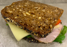 Rugbrødssandwich med skinke og ost 
