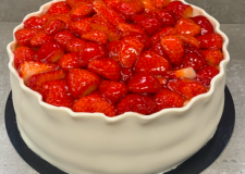 Fromagelagkage pyntet med friske jordbær (nr.10) - 10 pers. 