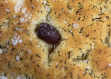 Focaccia med sorte oliven  